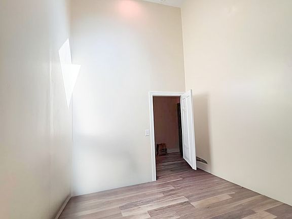 First bedroom (skylight)