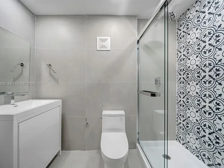 1083 W 38th St #23-8 — Photo 20
