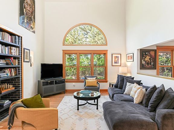 4th image of 2076 Oak Ave