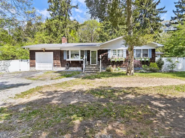 7 Knollcrest Avenue, Farmingville, NY 11738