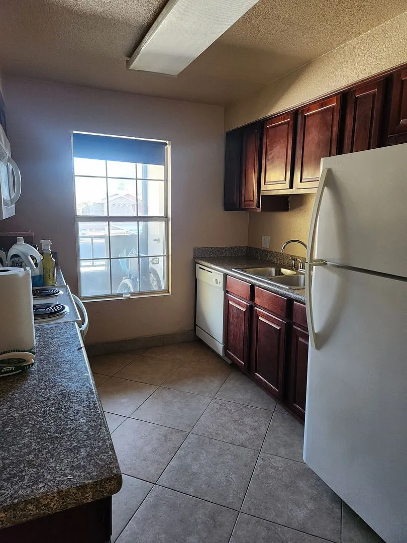 Welcome to this second floor condo in a gated community! — Photo 3