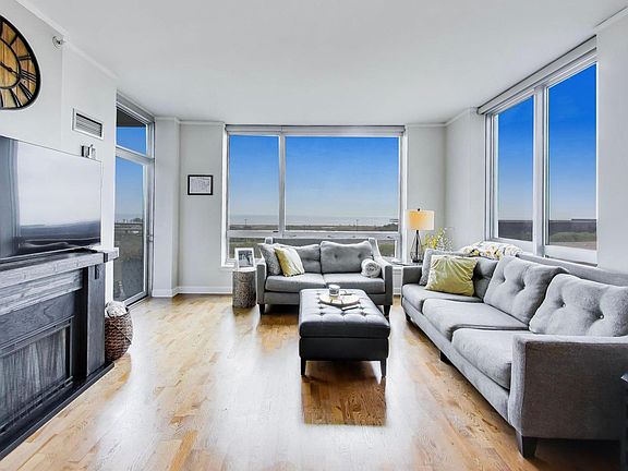3rd image of 1901 S Calumet Ave #1206