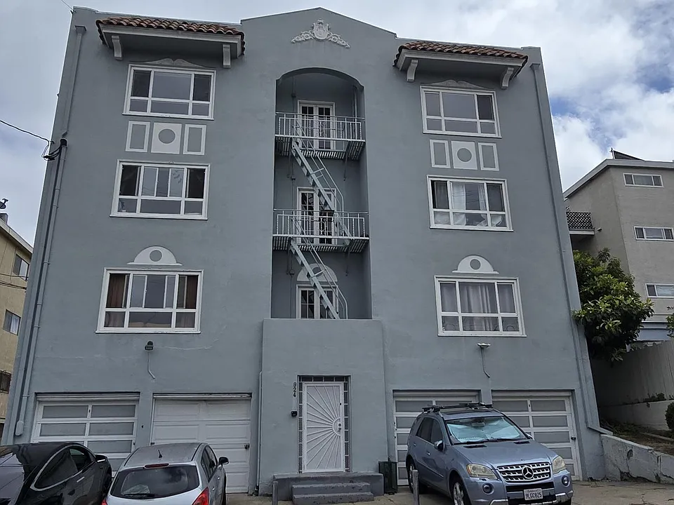 2 bed, 1.0 bath, 800 sqft, $2,450