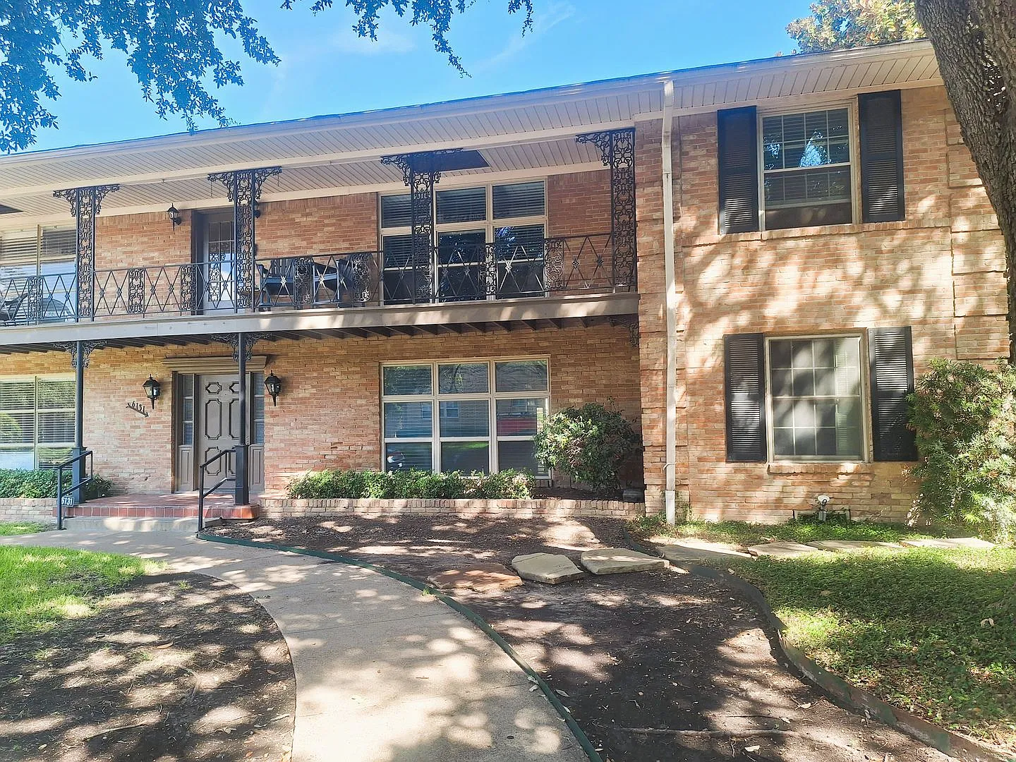 2BD/2BA Condo "Behind the Pink Wall" — Photo 2