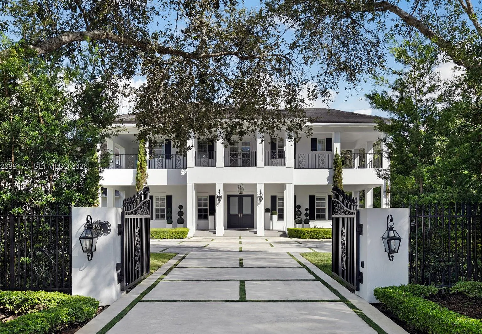 5 bed, 5.5 bath, 7481 sqft, $40,000 — Photo 1