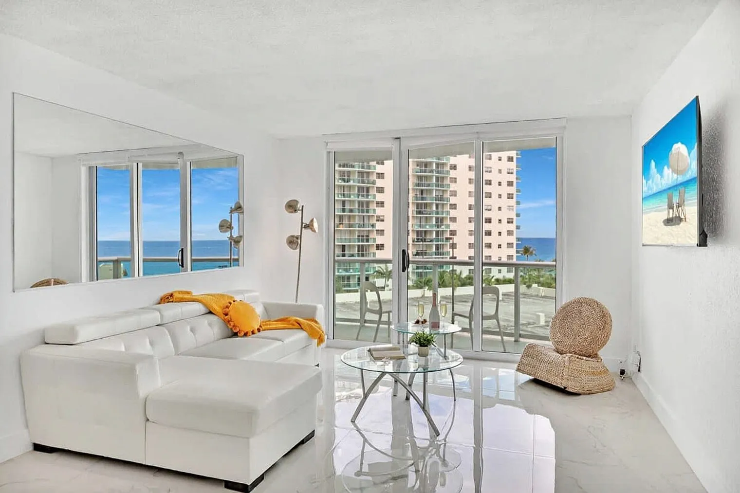 1 bed, 1.0 bath, 871 sqft, $3,136 — Photo 2