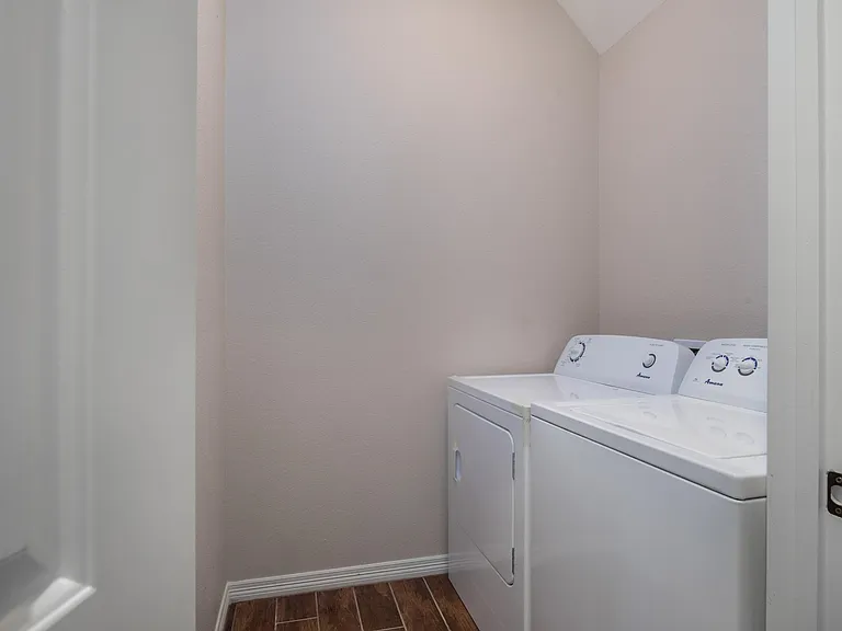 303 Ash St — Photo 2