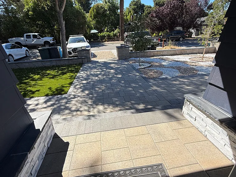 Front of the house has a lot of parking for 6 cars.