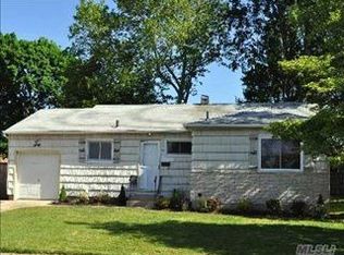 30 Peter Ln, Plainview, NY 11803