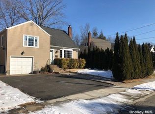 147 Garden St, Roslyn Heights, NY 11577