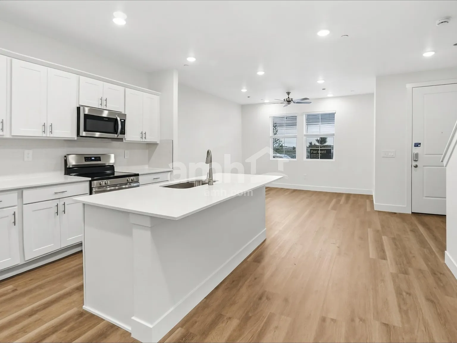 3 bed, 2.5 bath, 1706 sqft, $2,640 — Photo 3