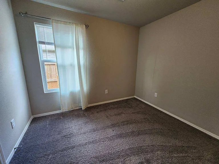 1072 Huntington Dr — Photo 9