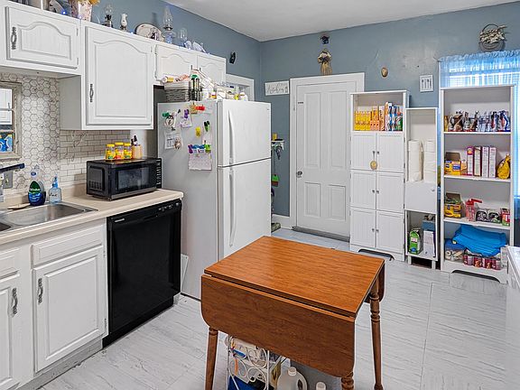 5th image of 709 W Lincoln Blvd