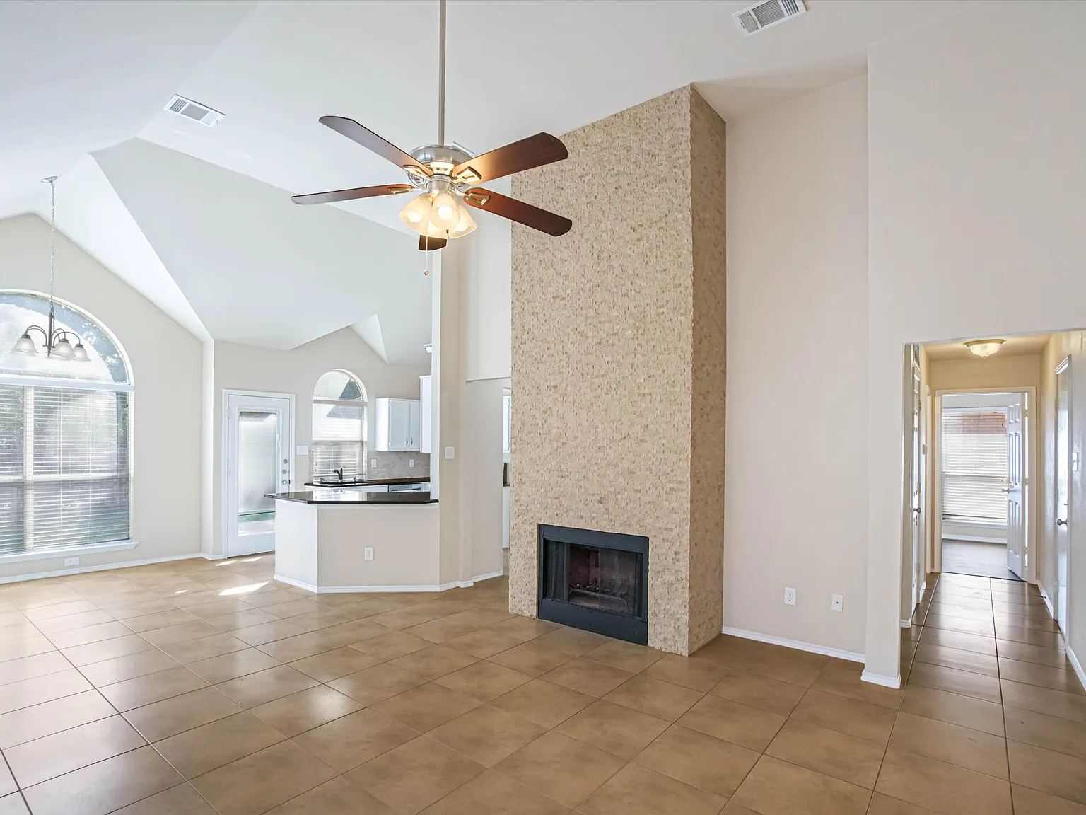 3 bed, 1428 sqft, $2,600 — Photo 4