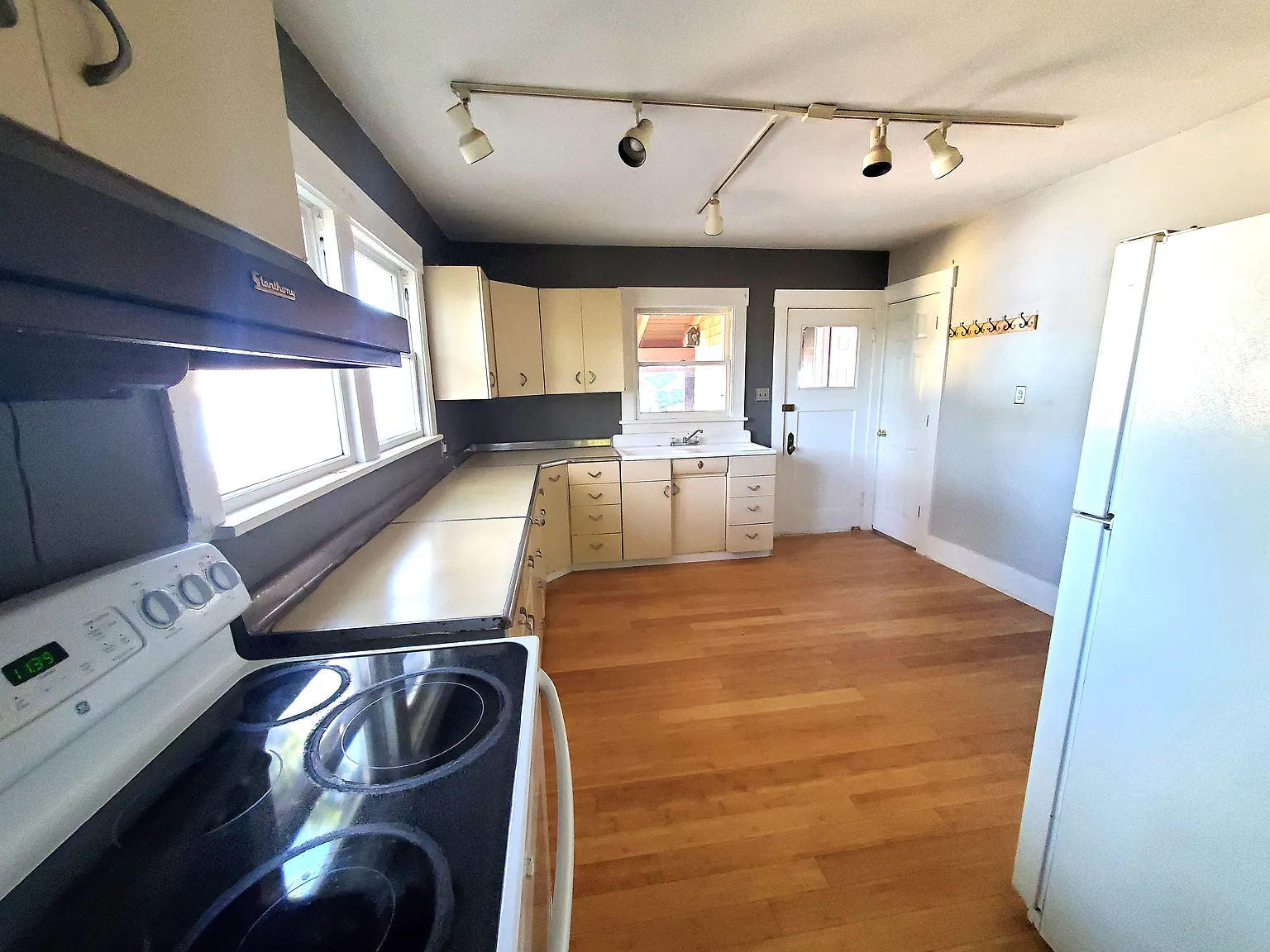 2 bed, 900 sqft, $1,895 — Photo 3
