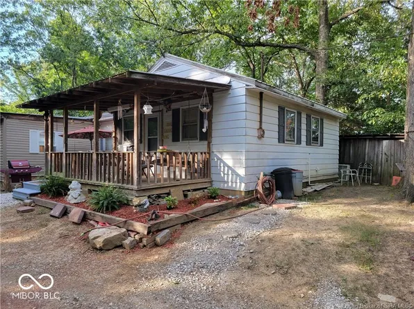 52 E Delaney Millport Rd, Vallonia, IN 47281