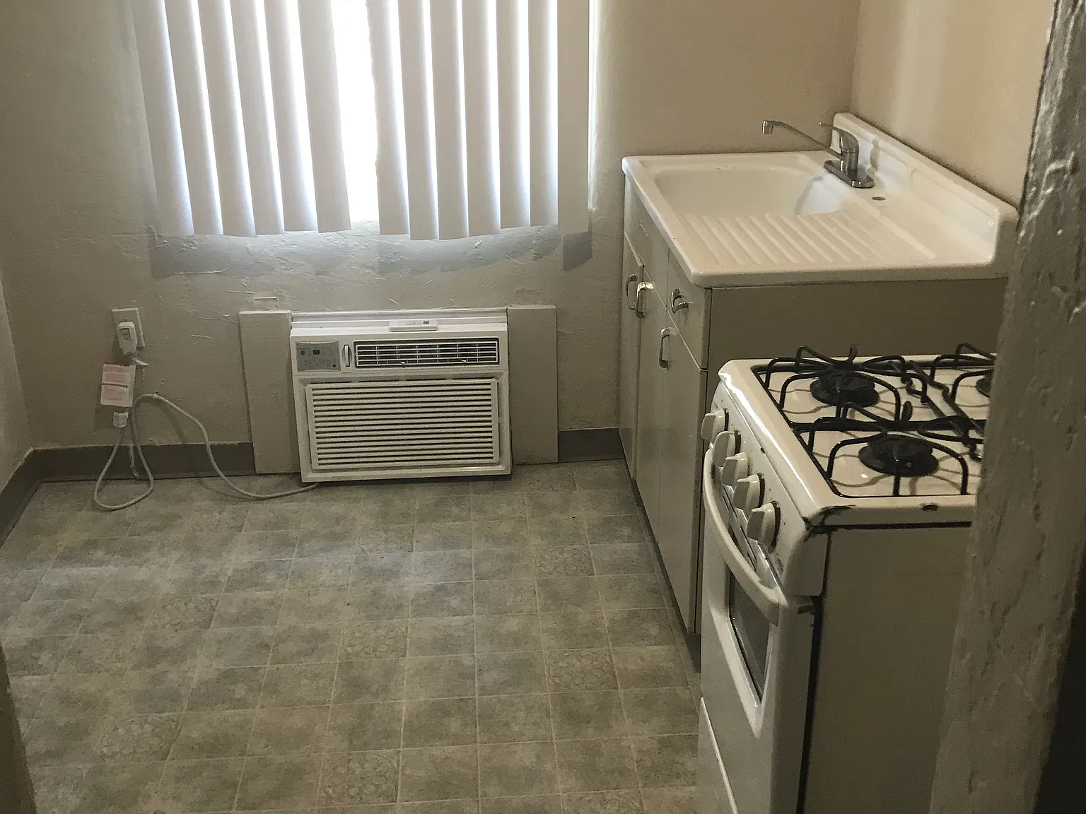 Studio, 1.0 bath, $825 — Photo 3