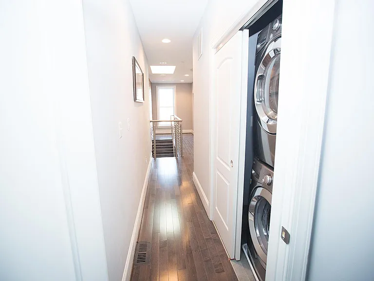 229 E St NE #1 — Photo 16