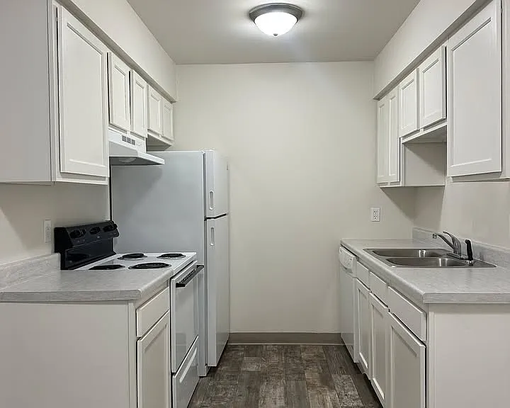 Sunset Lake Apartments — Photo 9