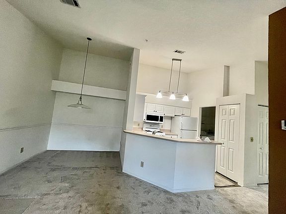 Gorgeous high ceilings, rare to find in any condo