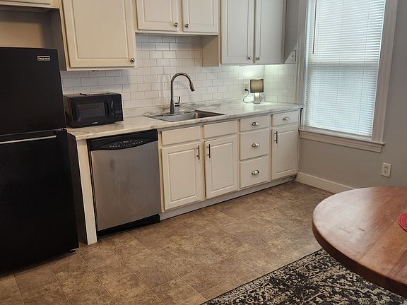 eat-in kitchen