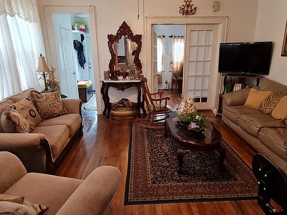 4th image of 829 Meehan Ave