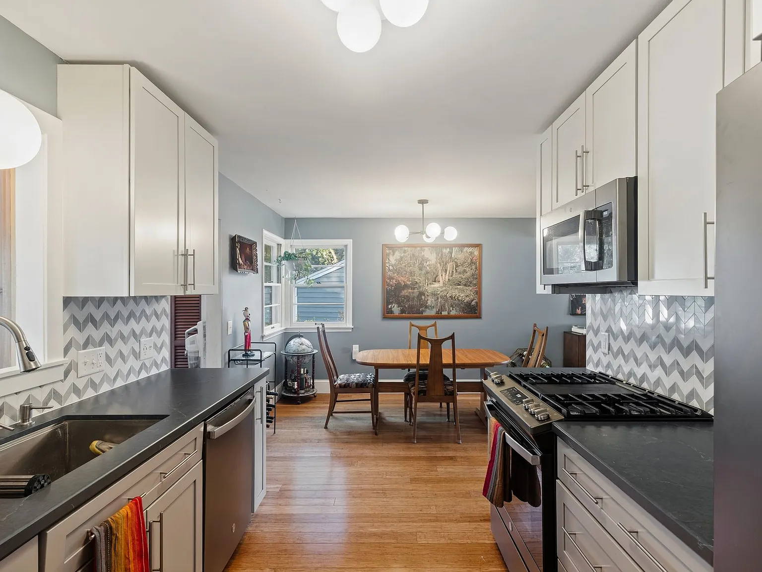 4 bed, 2200 sqft, $3,300 — Photo 3