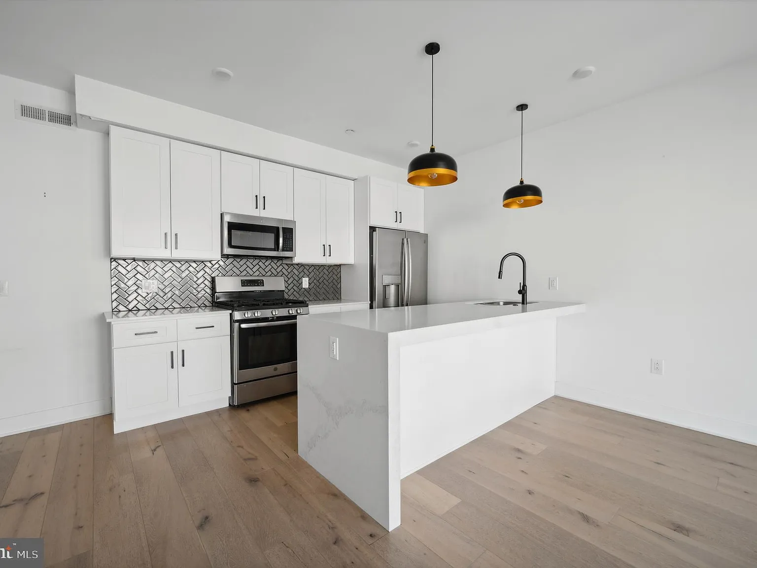 2 bed, 1015 sqft, $2,900 — Photo 1