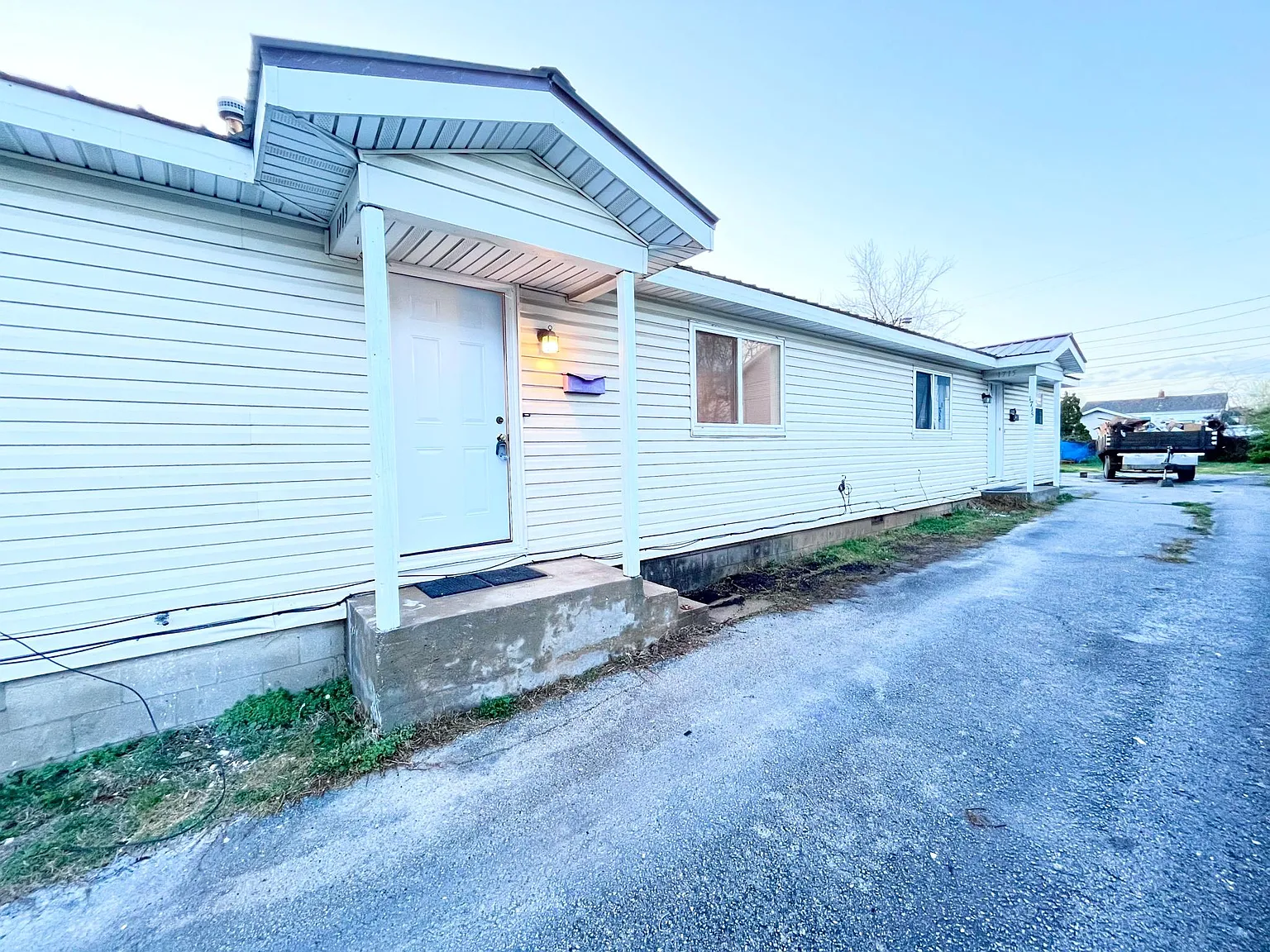 1713 E Commercial St — Photo 1