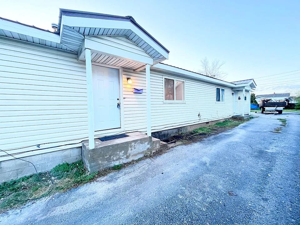 1713 E Commercial St #1713