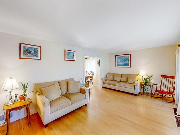 3rd image of 3433 N Pacific Ave