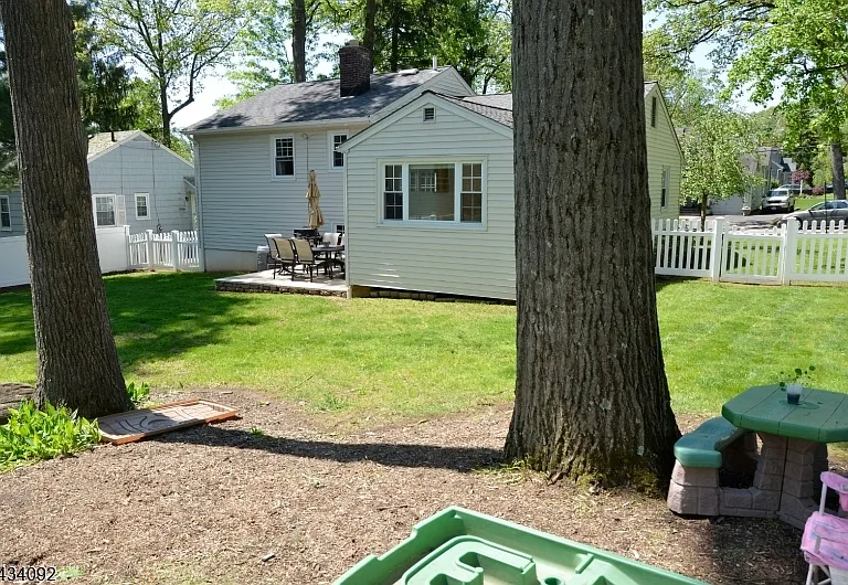 1 Willow St — Photo 2