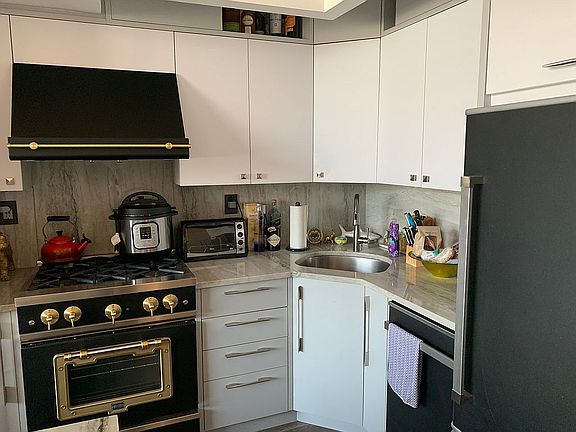 5th image of 130 Barrow St APT 317