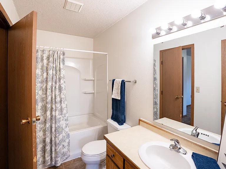 Fargo, ND Cedar Pointe Apartments | Bathroom