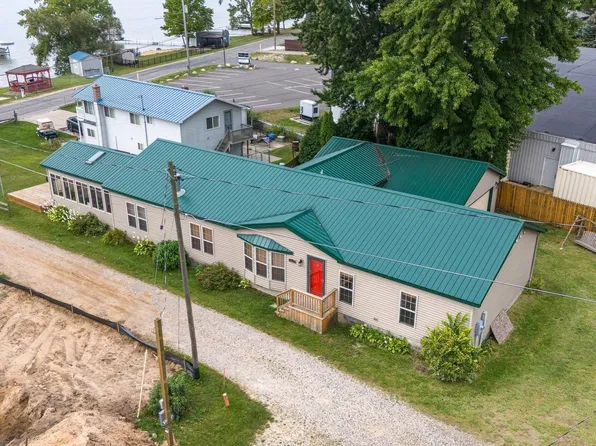 590 N Shore Dr, Crystal, MI 48818