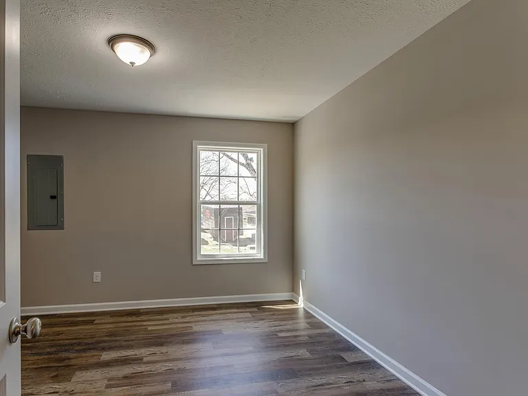 313 N Diagonal St — Photo 23