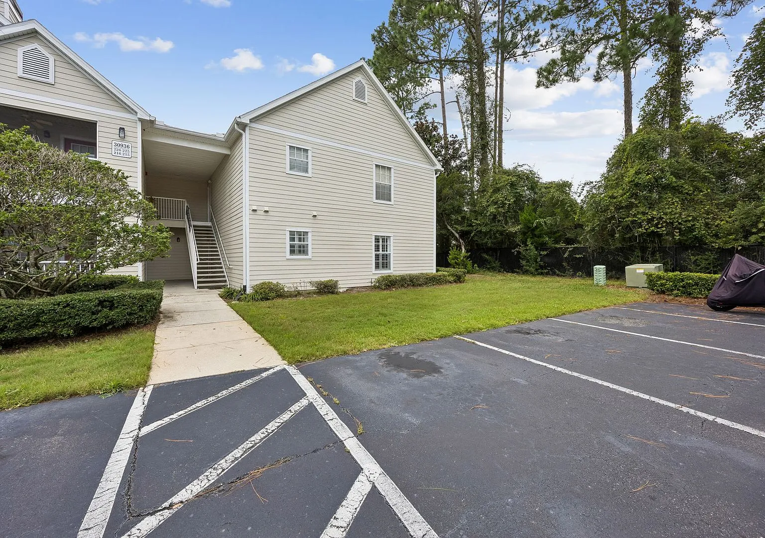 Adorable 2BR/2BA Condo in Gated Amelia Lakes Community — Photo 3