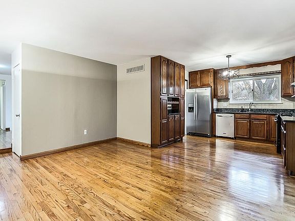 2nd image of 43951 Bannockburn Dr