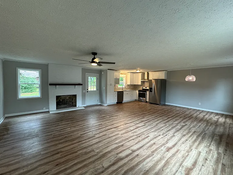 Living room/Kitchen and dining area