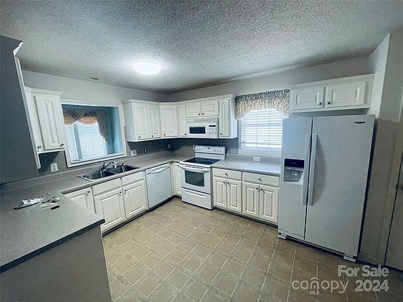3rd image of 1227 Wexford Village Cir NE