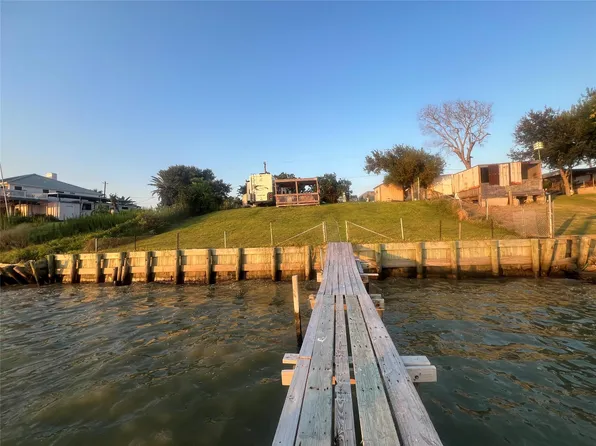 2646 Bay Oaks Harbor Dr, Baytown, TX 77523