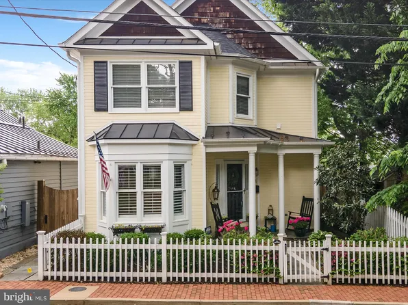 18 Ayr St SW, Leesburg, VA 20175