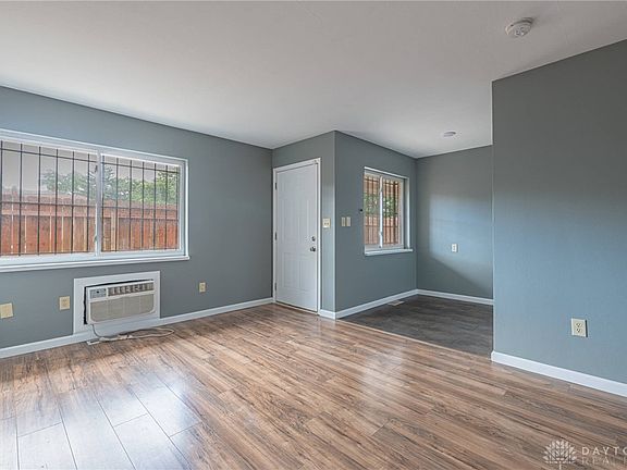 5th image of 109 Oxford Ave #B