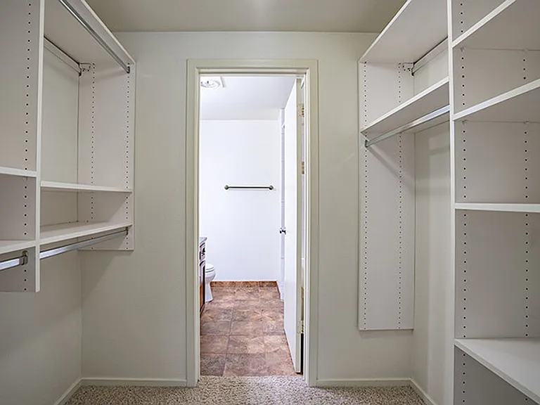 6th Ave Apartments — Photo 24