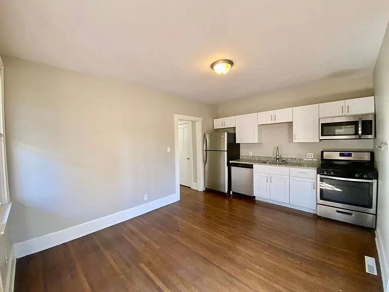 1029 Dana Apts — Photo 8