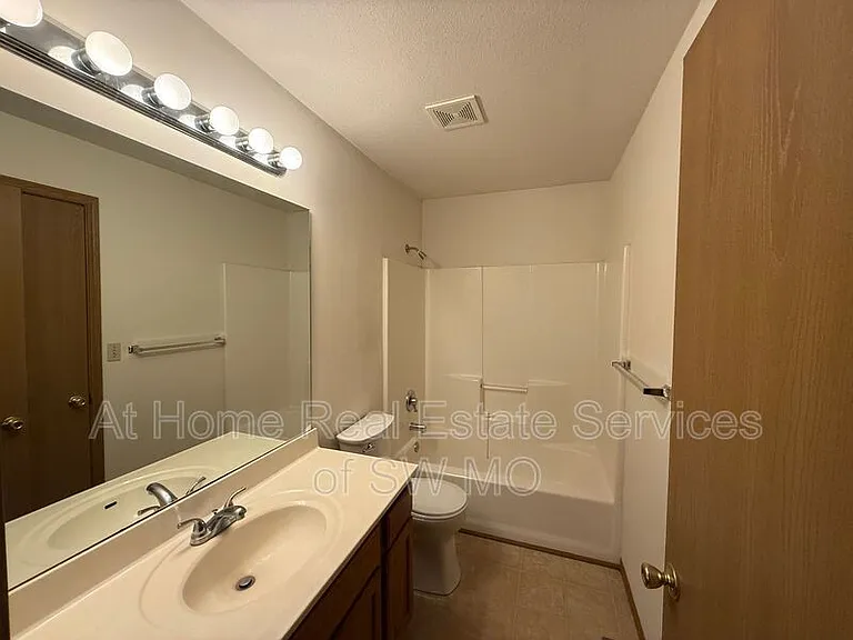 881 N 22nd St — Photo 8