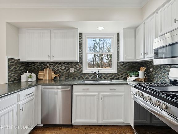 5th image of 111 W Witchwood Ln