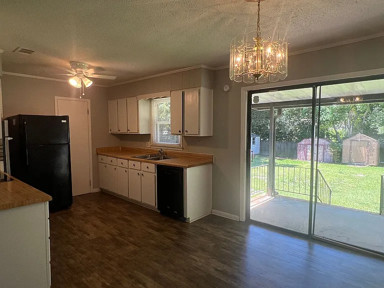 211 Laverne Dr — Photo 10