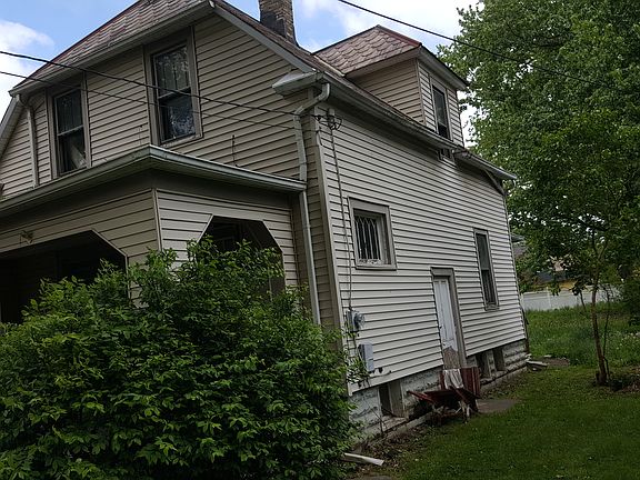 2nd image of 720 Vine Ave NE