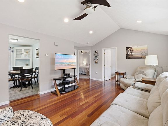 5th image of 48 Oak Knoll Rd